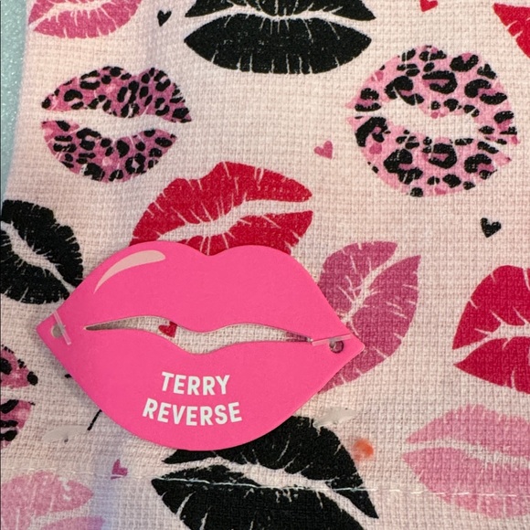 Betsey Johnson Pink and Black Lip Pattern kitchen Towels set of 2 NWT - Picture 2 of 4